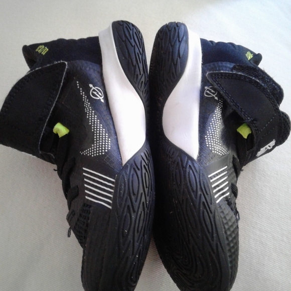 Nike Kids Kyrie Flytrap Basketball Sneakers - Picture 2 of 5